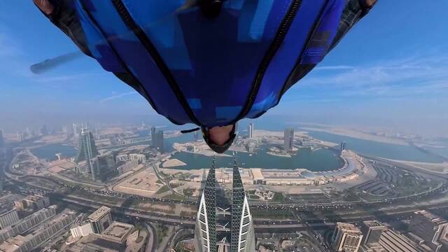 Wingsuit-Athleten gelingt spektakulärer Flug in Bahrain