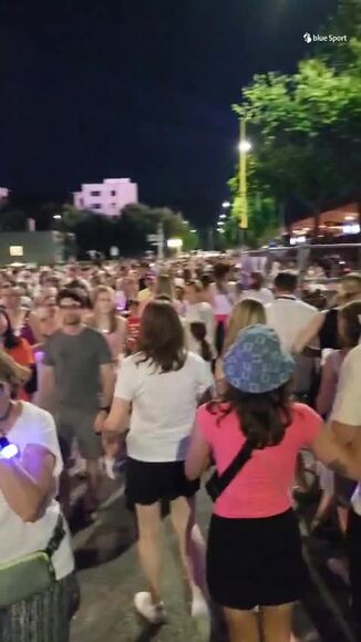 Fans strömen aus dem Stadion