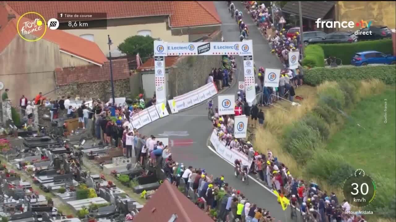 Dei tifosi salgono sulle tombe per seguire il Tour de France