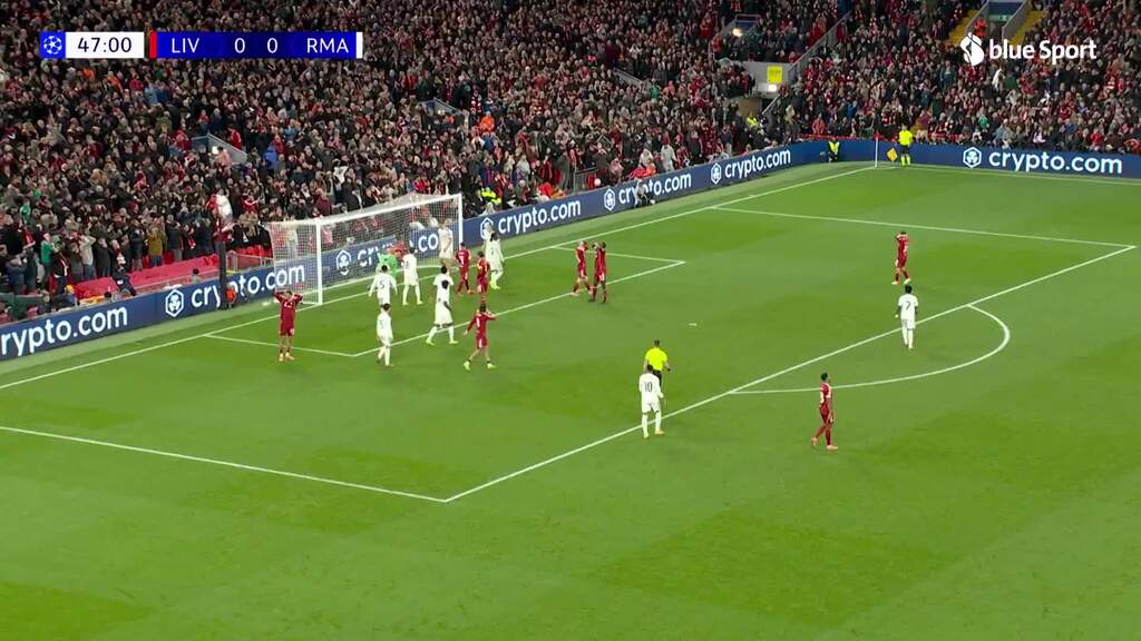 Courtois hält auch den Kopfball von van Dijk