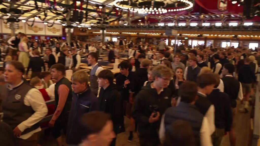 Erst warten, dann rennen – Gäste dürfen aufs Wiesn-Gelände