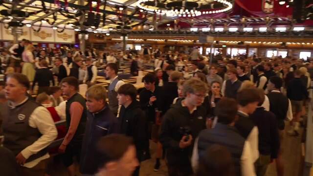 Erst warten, dann rennen – Gäste dürfen aufs Wiesn-Gelände