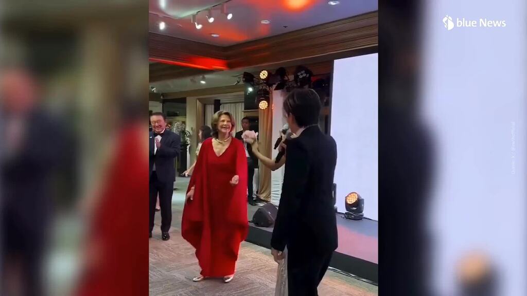 L'80enne regina Silvia di Svezia diventa la «Dancing Queen»