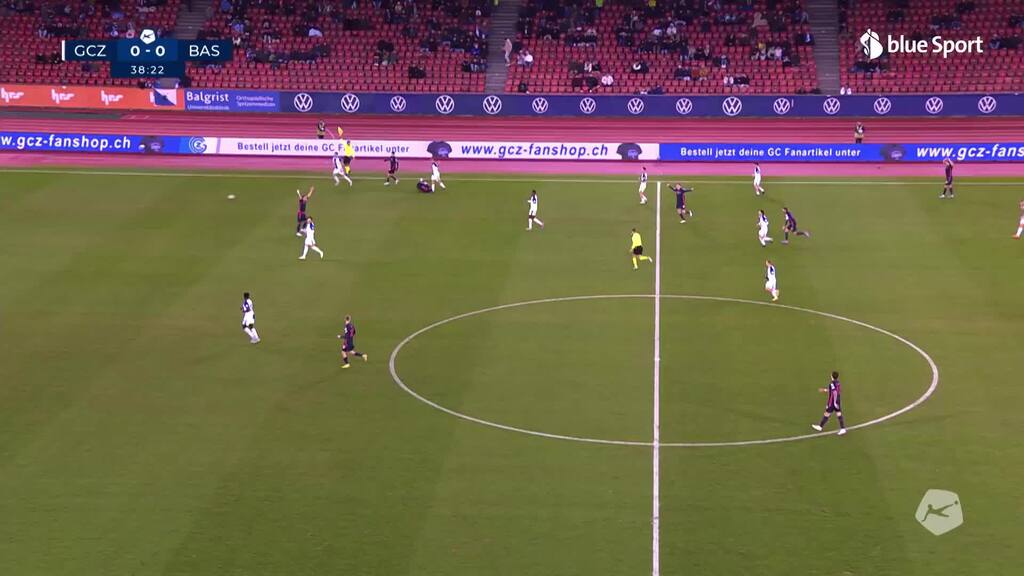 Ribeiro sieht nach grobem Einsteigen die Gelbe Karte