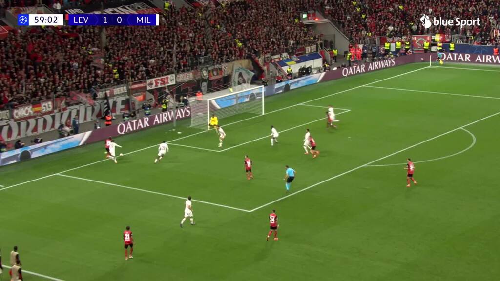 Xhaka haut den Ball über das Tor