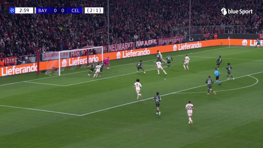 4. Minute: Gnabrys Kopfball geht in die ... Hose