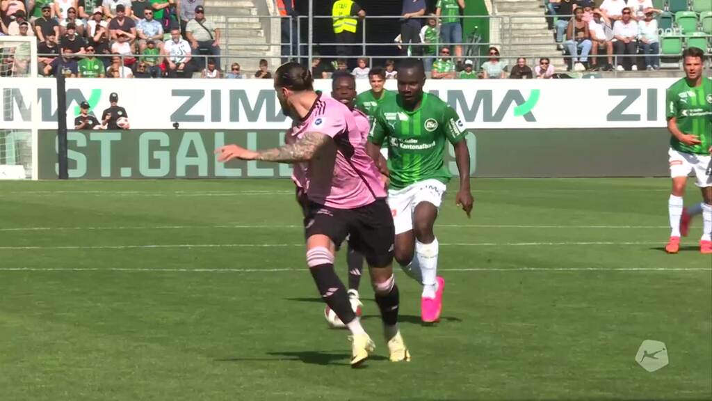 Akolo-Hammer geht knapp am Tor vorbei