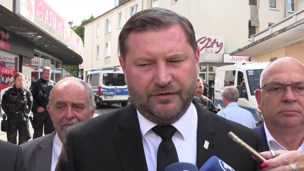 Am Tag nach der Messerattacke: Solinger schockiert – Täter weiter flüchtig