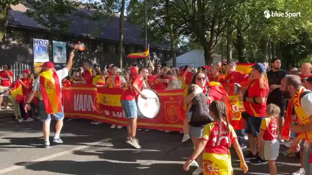 Spanische Fans stimmen sich aufs Spiel ein