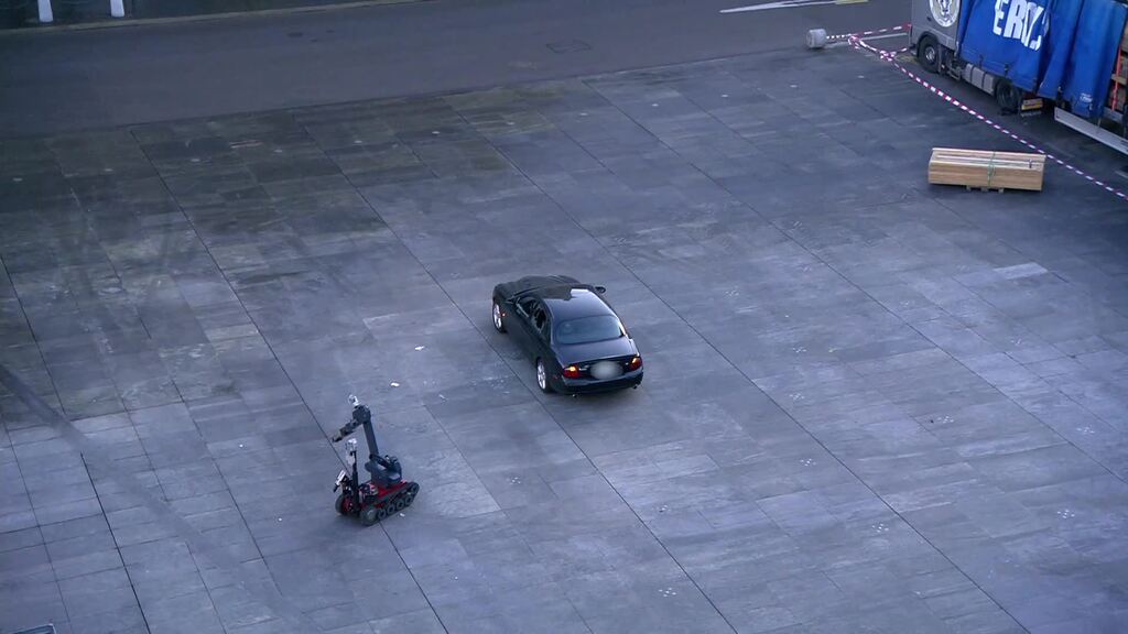 Roboter untersucht verdächtiges Auto auf Bundesplatz