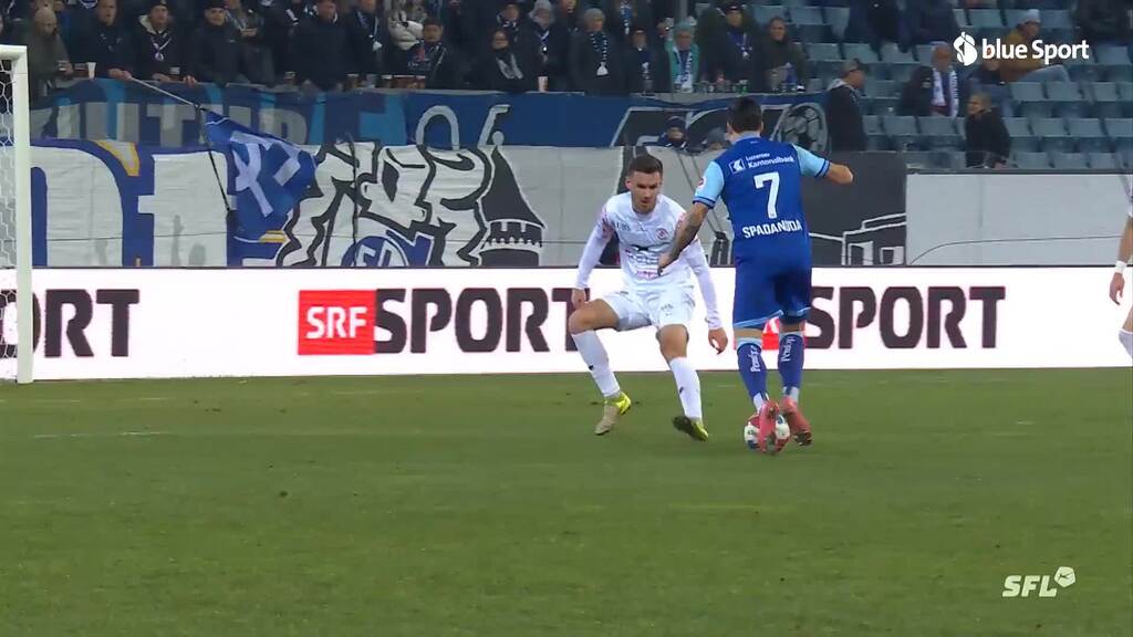 Kapino lenkt Spadanudas Schuss an die Latte