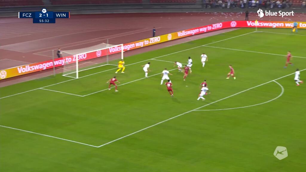 56. Minute: Brecher rettet mit dem Fuss auf der Linie