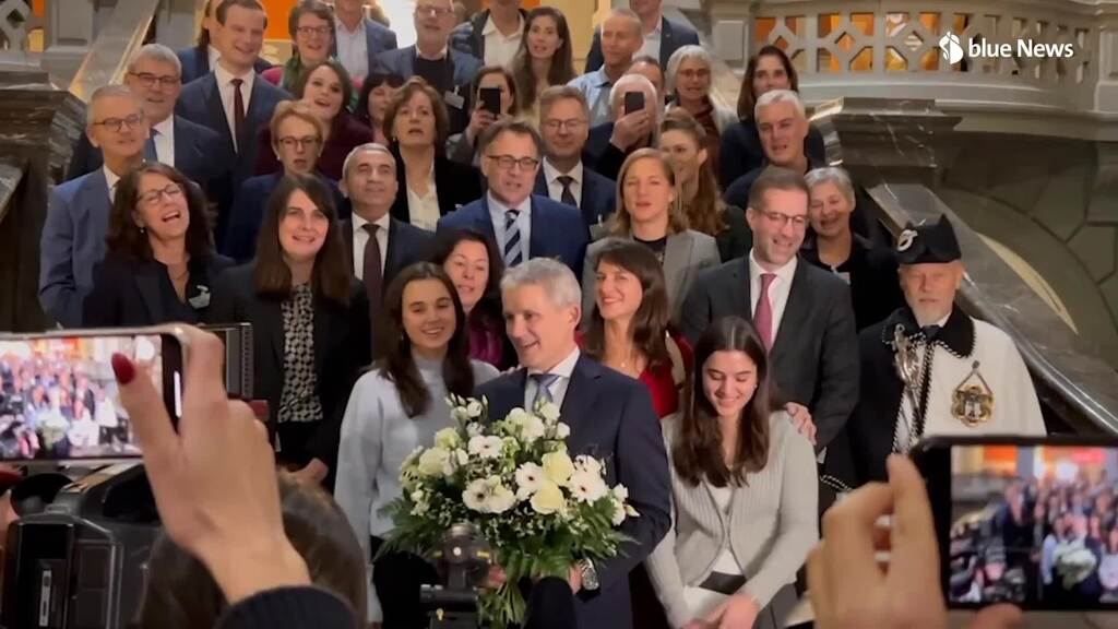 Beat Jans singt mit der Basler Delegation ein Ständchen