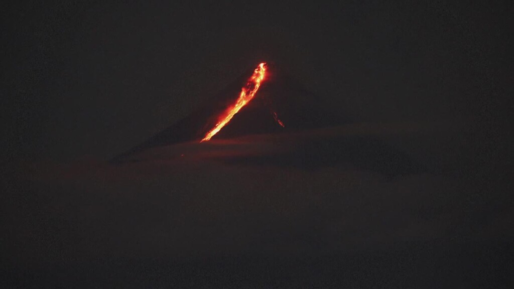 TIMELAPSE: Le volcan philippin Mayon en éruption