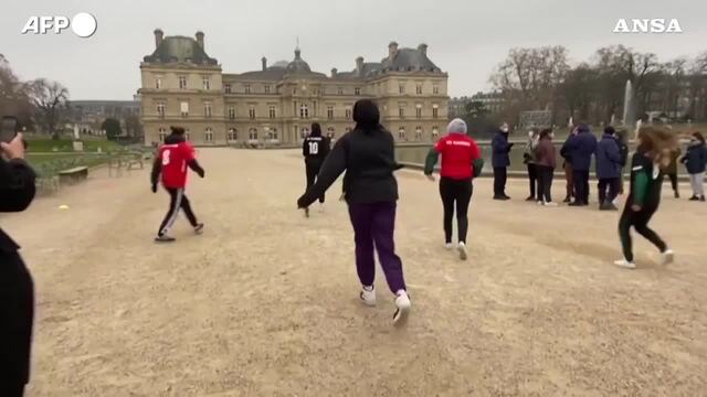 Parigi, calciatrici sfidano il divieto di indossare l'hijab nelle competizioni