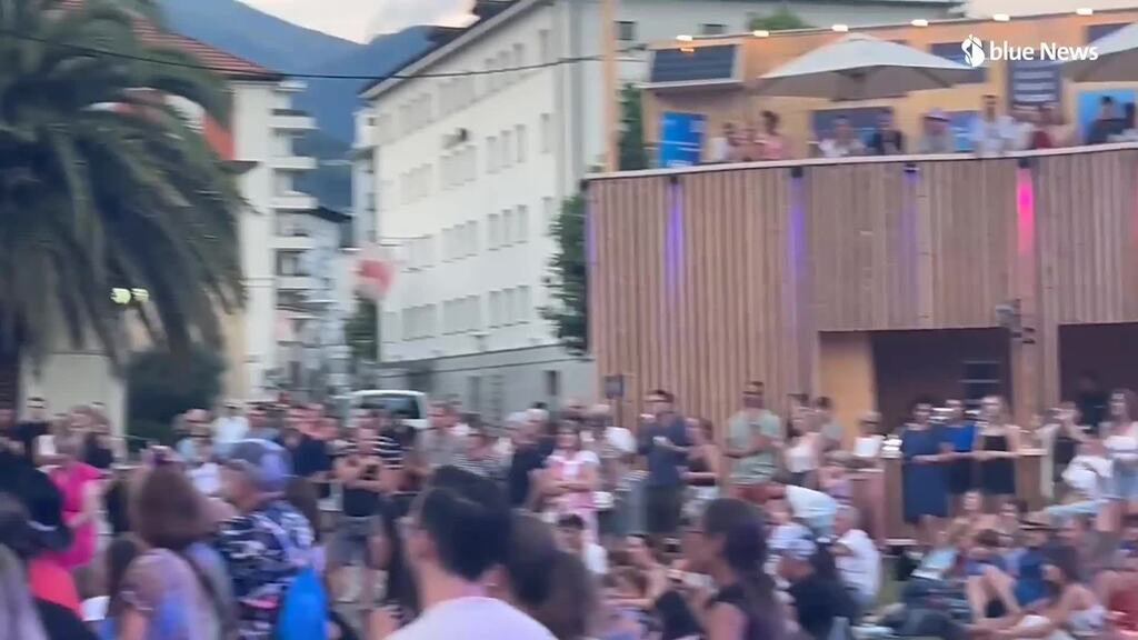 Nickless singt – und die Piazza Piccola mit ihm