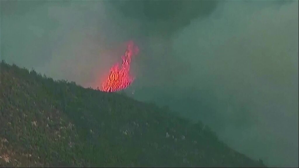 Im Tiefflug über die Flammen