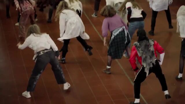 «Thrillerween» Flashmob: 150 Zombies im Hamburger Hauptbahnhof