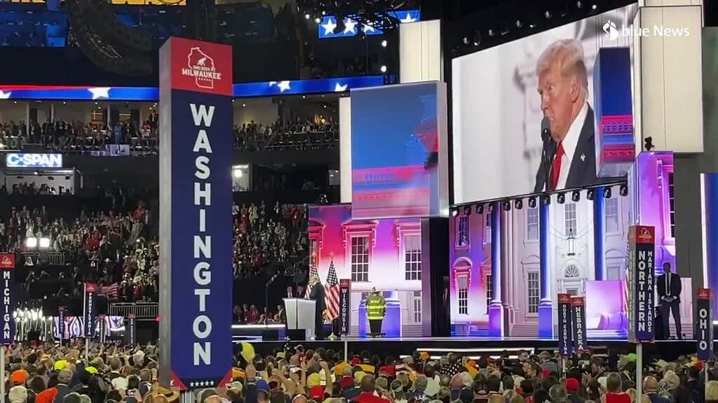 Trump küssten den Helm des getöteten Feuerwehrmanns