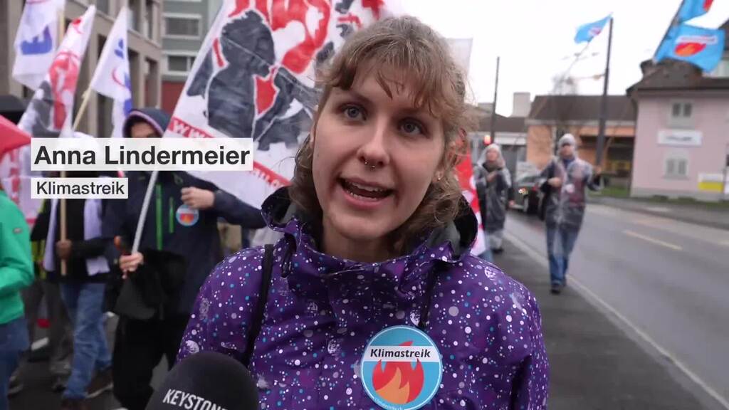 Stahlarbeiter protestieren in Emmenbrücke gegen Entlassungen