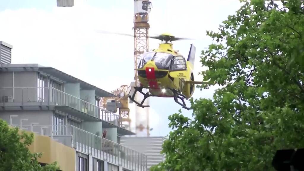 Berlin: Fahrzeug fährt in Menschengruppe