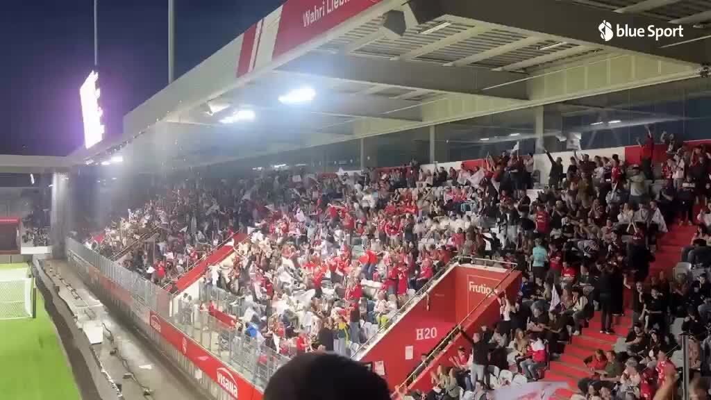 Die Thuner Fans in der Stockhorn-Arena bejubeln den Führungstreffer