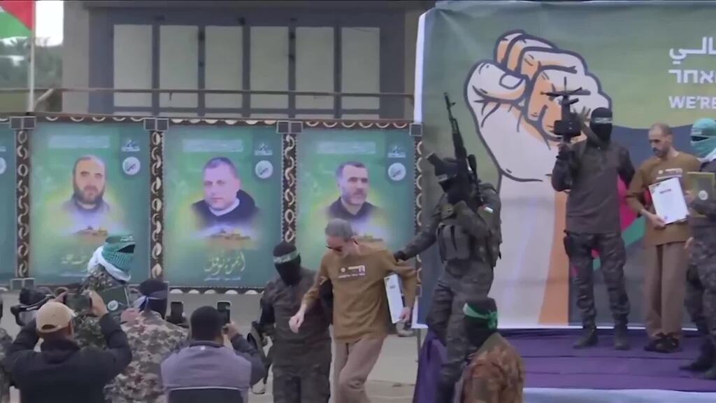 Hamas übergibt drei Geiseln