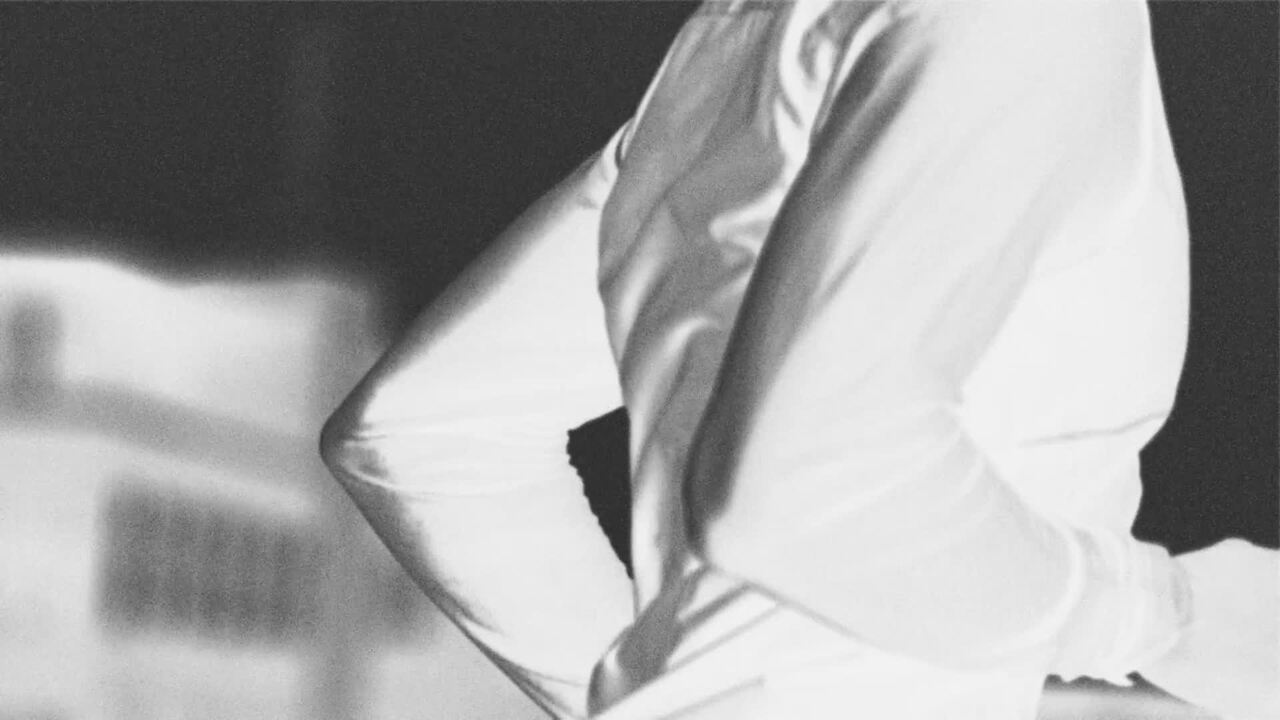 KIPRUN Run 500 Women's Long-Sleeved Running T-Shirt - Khaki - Video 2