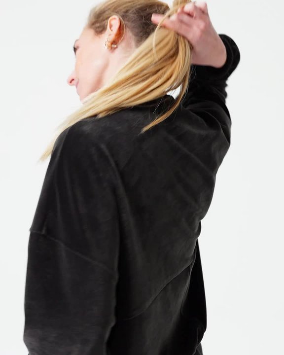 Black velvet yoga and Pilates jacket - Video 2