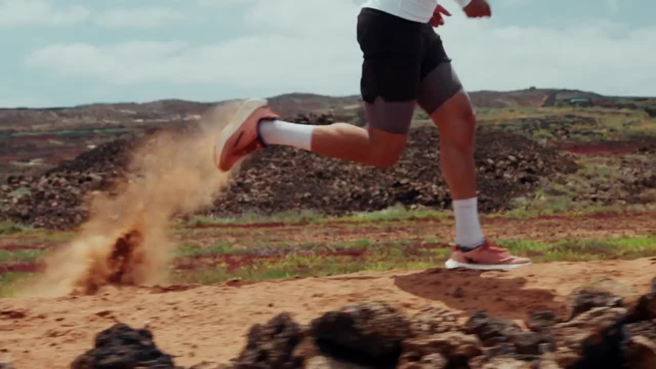 Men Road and Trail Gravel Grip Cushion Shoes, Kiprun Kipride Gravel - Beige - Video 2