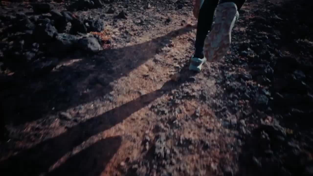 Women's warm running leggings - KIPRUN RUN 500 Warm - Black smoke - Video 2