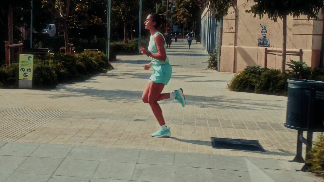Men's running shoes, Kiprun Kipcore blue and white - Video 2