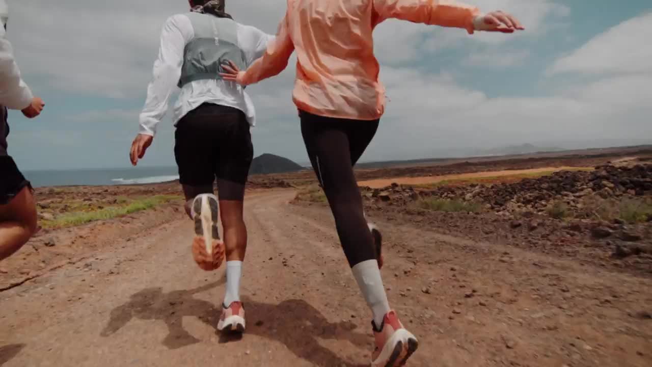 Men Road and Trail Gravel Grip Shoes, Kiprun Kipcore Gravel - Beige/Orange - Video 2