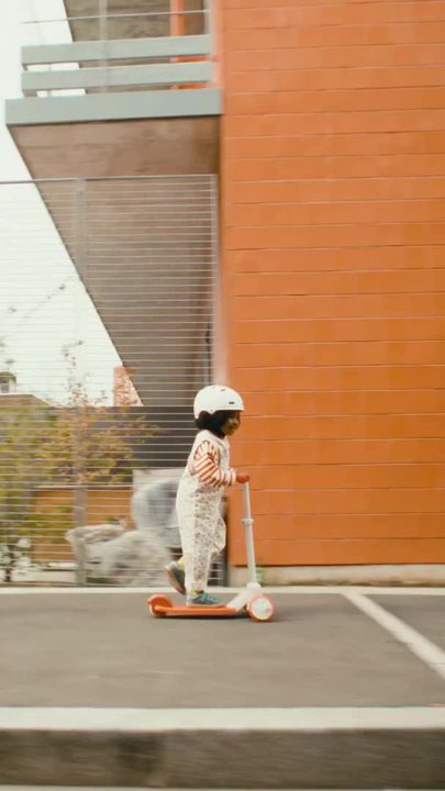 Kids' Inline Skating Skateboarding Scootering Helmet - Video 2