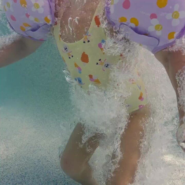 Kids’ progressive swimming pool armbands-waistband 15-30 kg - Tiswim shell beige - Video 2