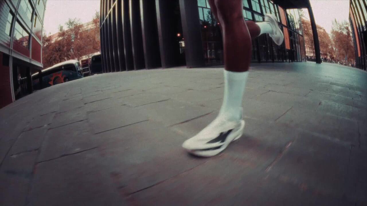 Women's running shoes with Carbon plate, Kiprun Kipstorm Elite - Light yellow - Video 2