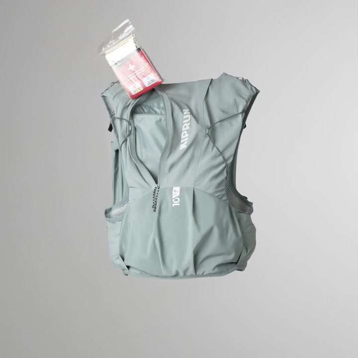 Unisex Trail Running 10L Bag with 1L Water Bladder, KIPRUN 900 - Black - Video 2