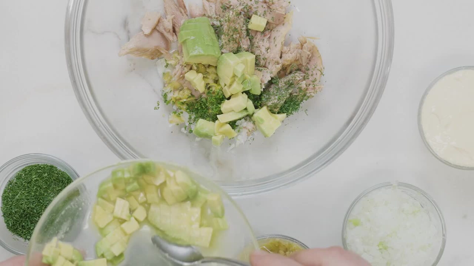 'Pintxo' de bonito con aguacate y guindillas