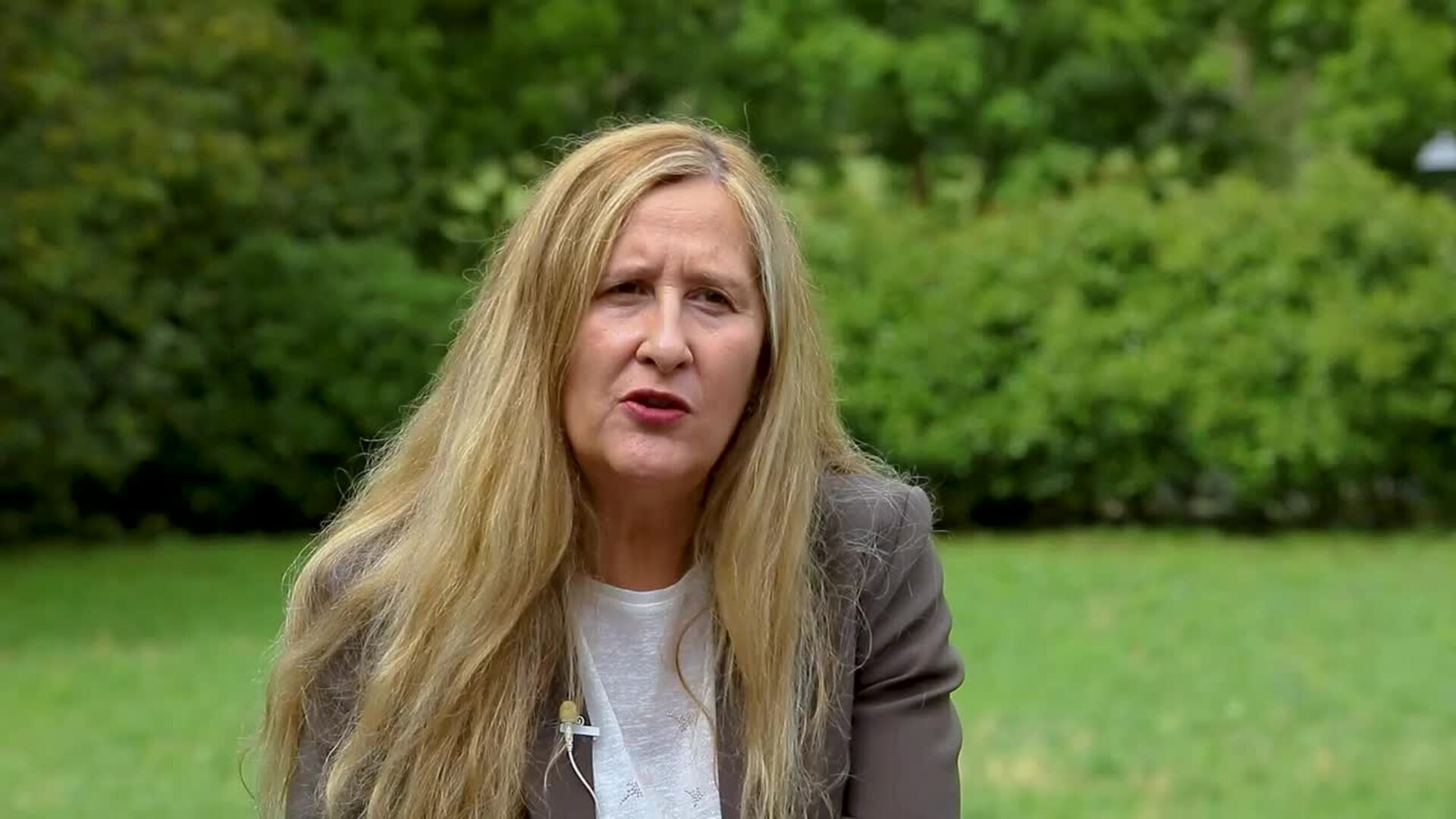 Luz Gabás: «Los ciudadanos somos mejores que los políticos. Mi pueblo está en pie de guerra»