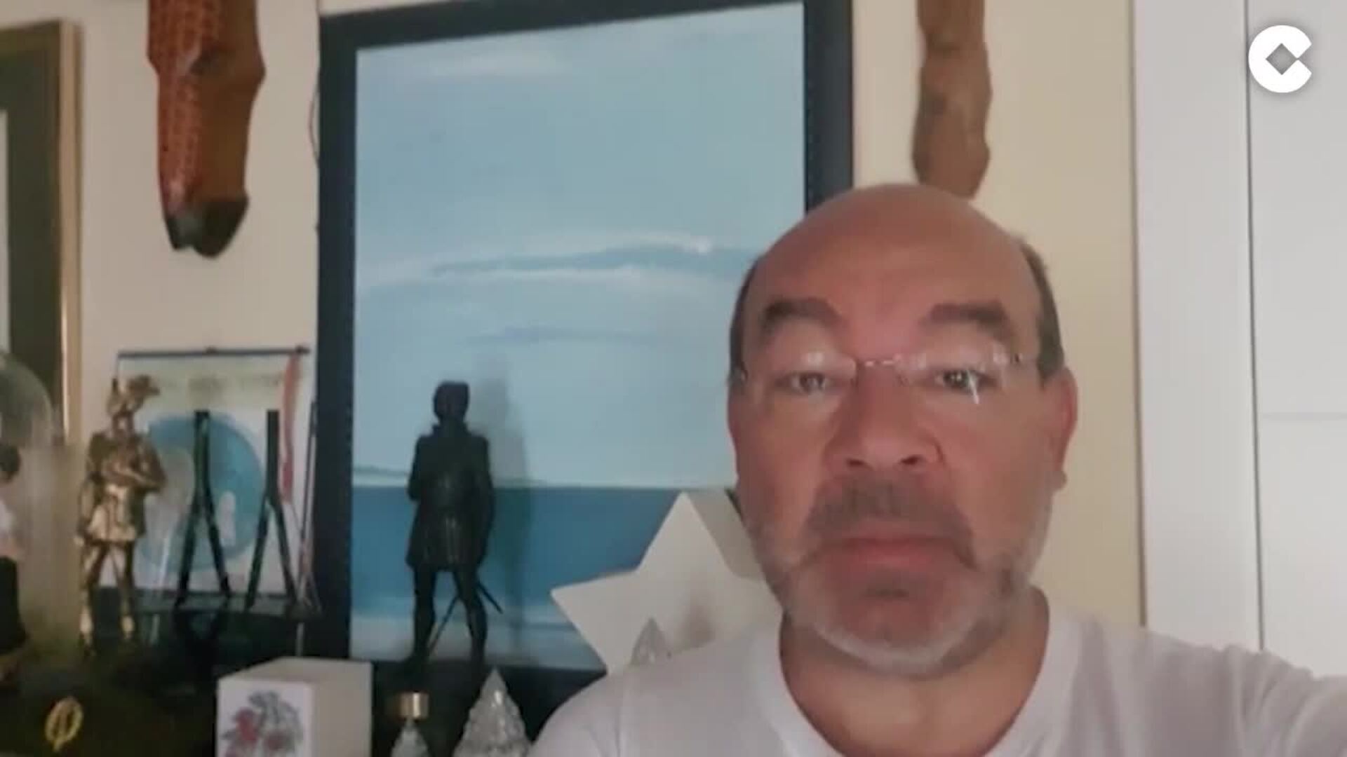 «Me surgen mil y una preguntas»