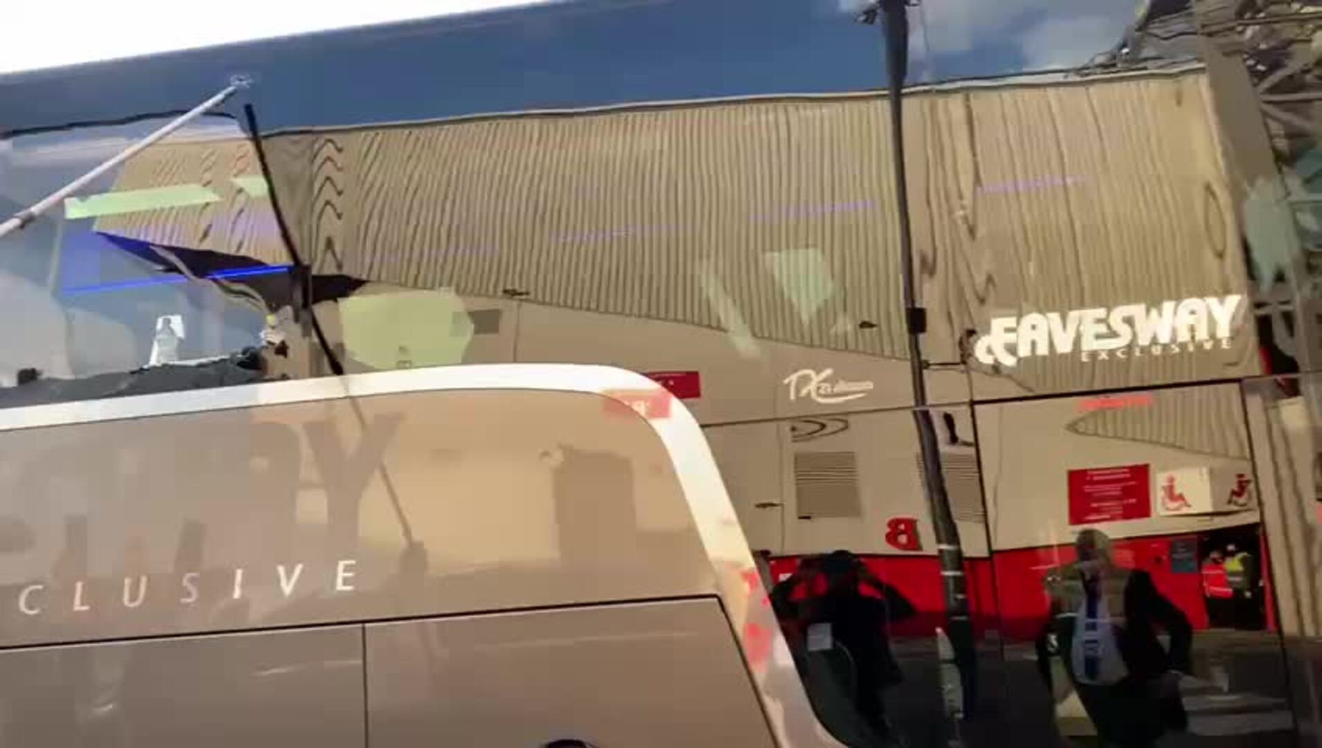El autobús del Real Madrid, apedreado a su llegada a Anfield