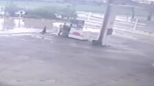 El vídeo de cómo un camionero ahuyenta a un atracador en una gasolinera de Alicante