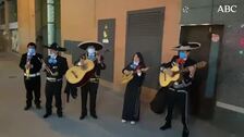 Un mariachi canta ante la sede de Podemos «Rata de dos patas, alimaña, bicho rastrero»