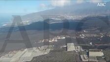 Las espectaculares imágenes del volcán de La Palma visto desde el aire dando sus últimas bocanadas