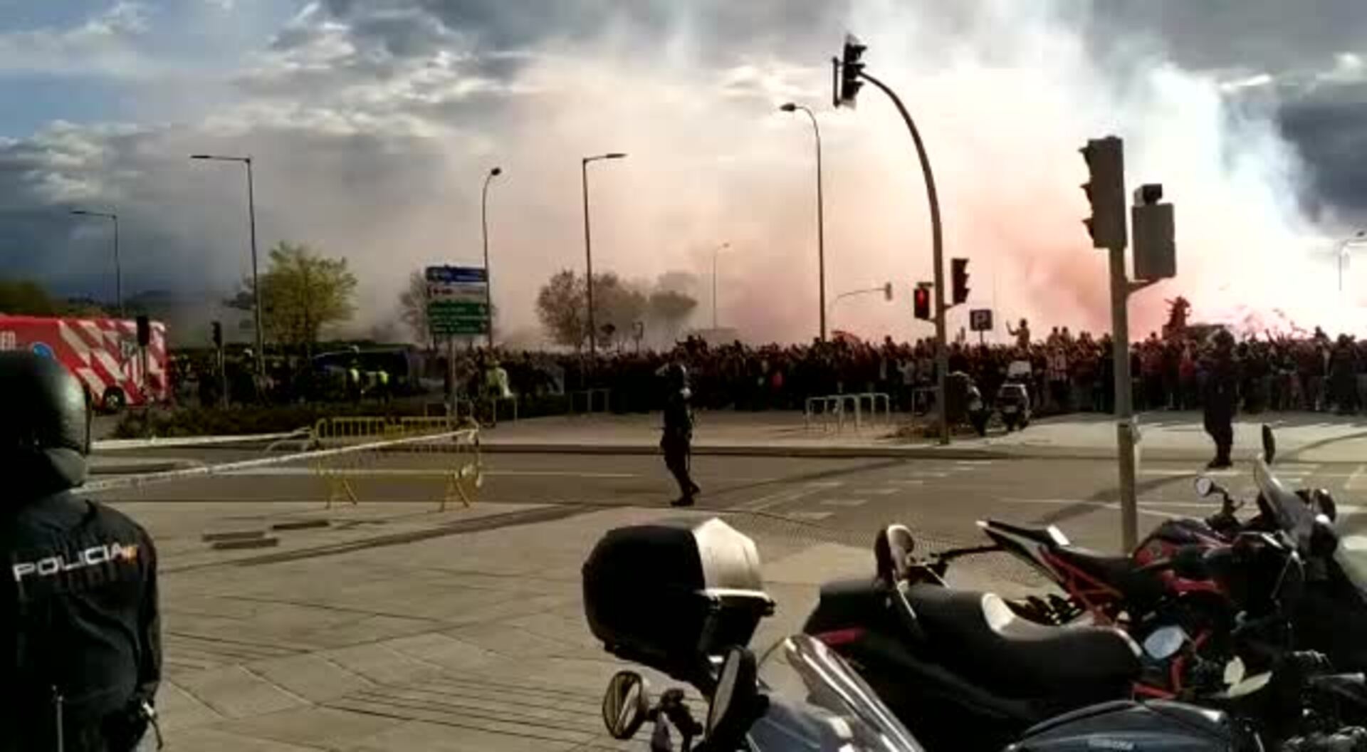 La espectacular llegada del autobús del Atlético al metropolitano