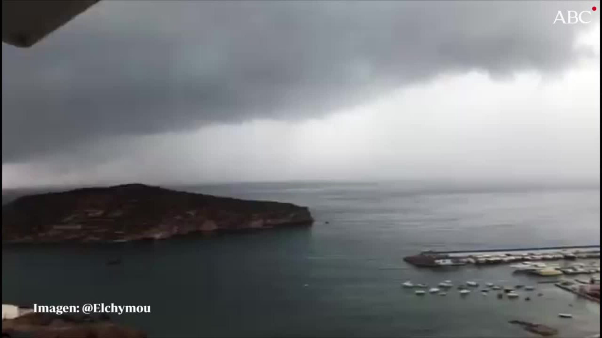 Imagen del rayo impactando con violencia contra aguas de Mazarrón (Murcia)