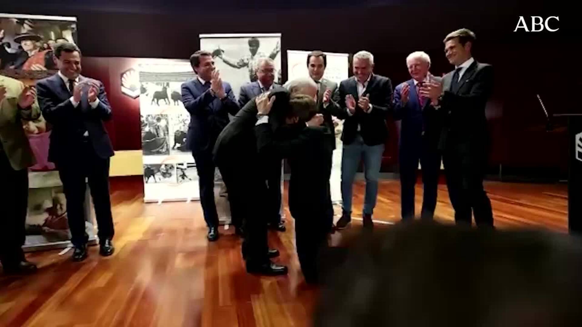 Manuel Díaz 'El Cordobés' y su hijo, Manuel Benítez, abrazados