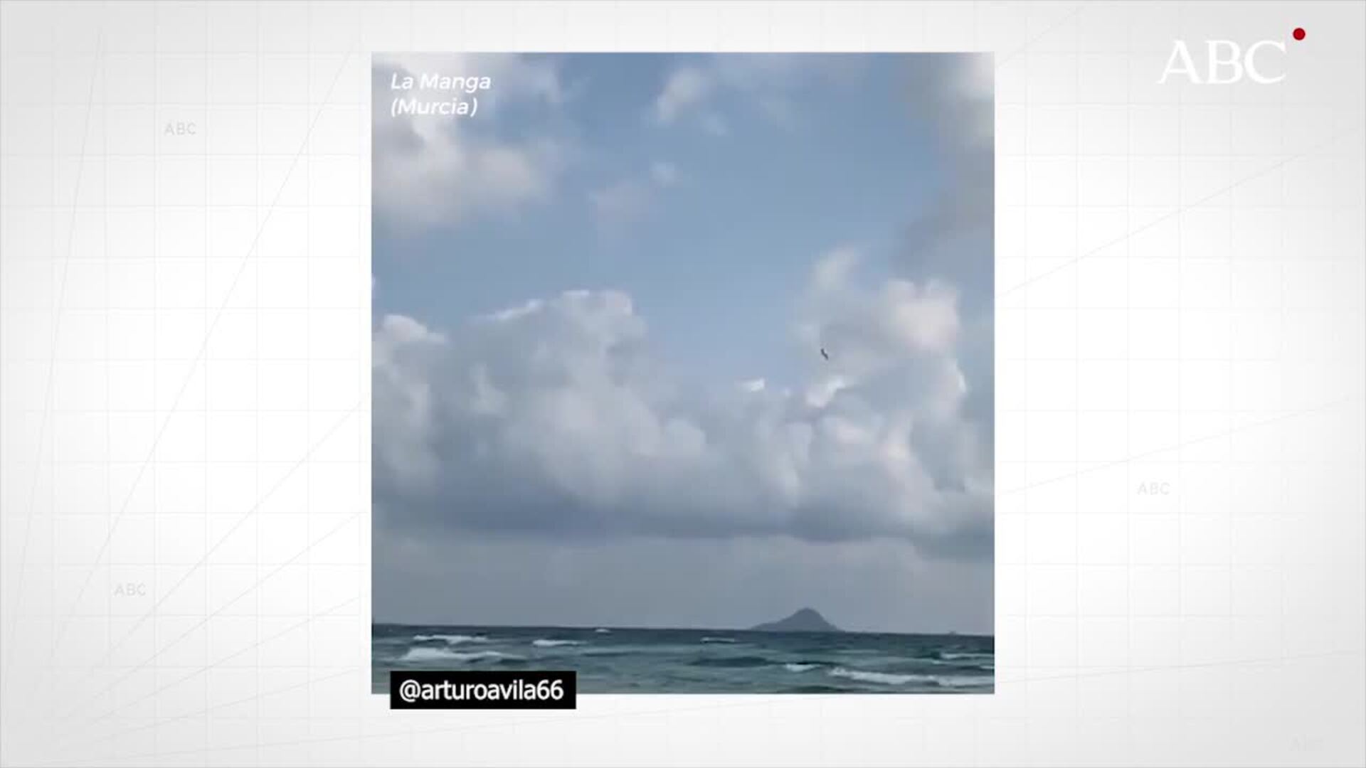 Vídeo: el accidente del avión estrellado en Murcia, visto desde la playa de La Manga