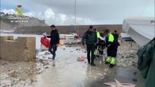 Vídeo: rescatan a un holandés con una pierna rota al derribarlo una ola cuando hacía fotos en Calpe