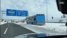 La resaca de la gran nevada en Madrid: decenas de coches abandonados en la M-40